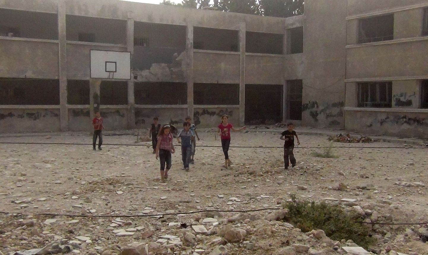 Damaskuse lapsed mängivad sõjapurustusi saanud koolihoovis.