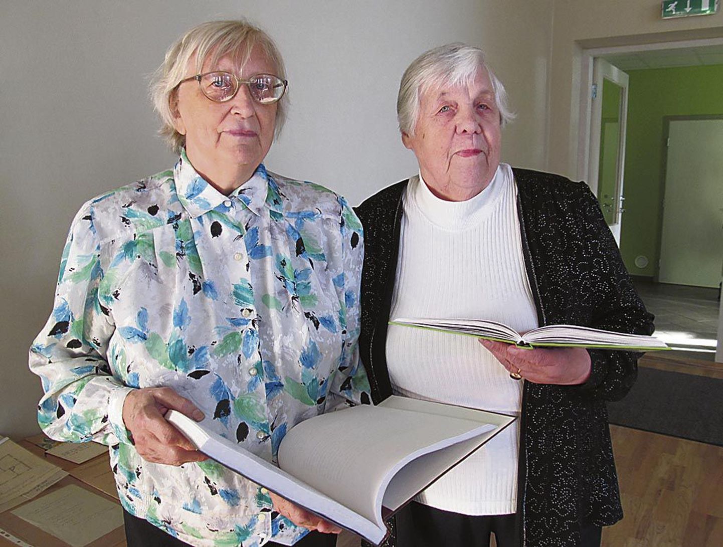 Raamatukogu kauaaegsed juhatajad Silvia Rõuk-Alamaa ja Milvi Eamets on Suigus mööda saatnud elu parimad aastad.
