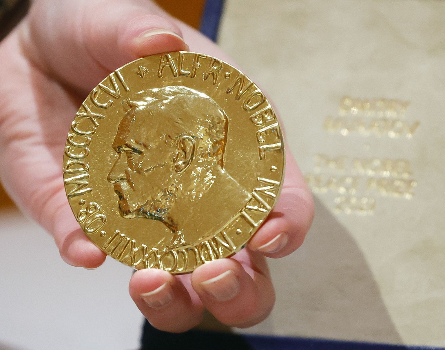 See on 2021 aastal Dmitri Muratovile antud Nobeli rahupreemiat märkiv medal enne oksjonile panekut, mille müügist saadud 103,5 miljonit dollarit läks Ukraina põgenike abistamiseks.