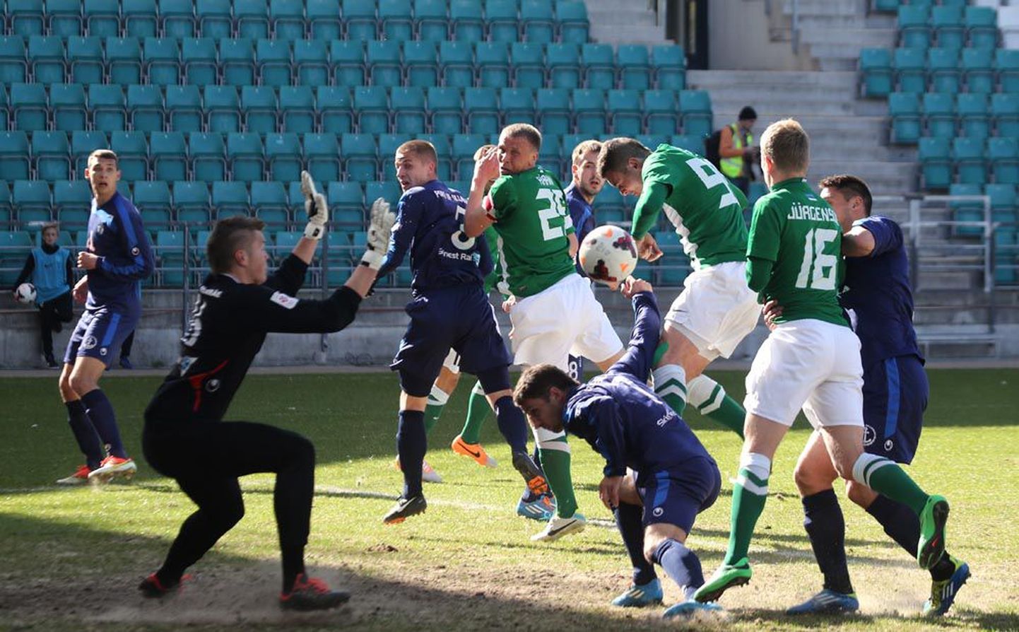 FC Flora (rohelises) ja Sillamäe Kalevi kohtumises oli võitlust rohkem kui mänguilu.