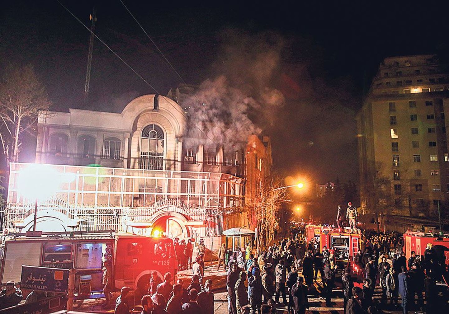 Участники акций иранских протестов перед посольством Саудовской Аравии в Тегеране.