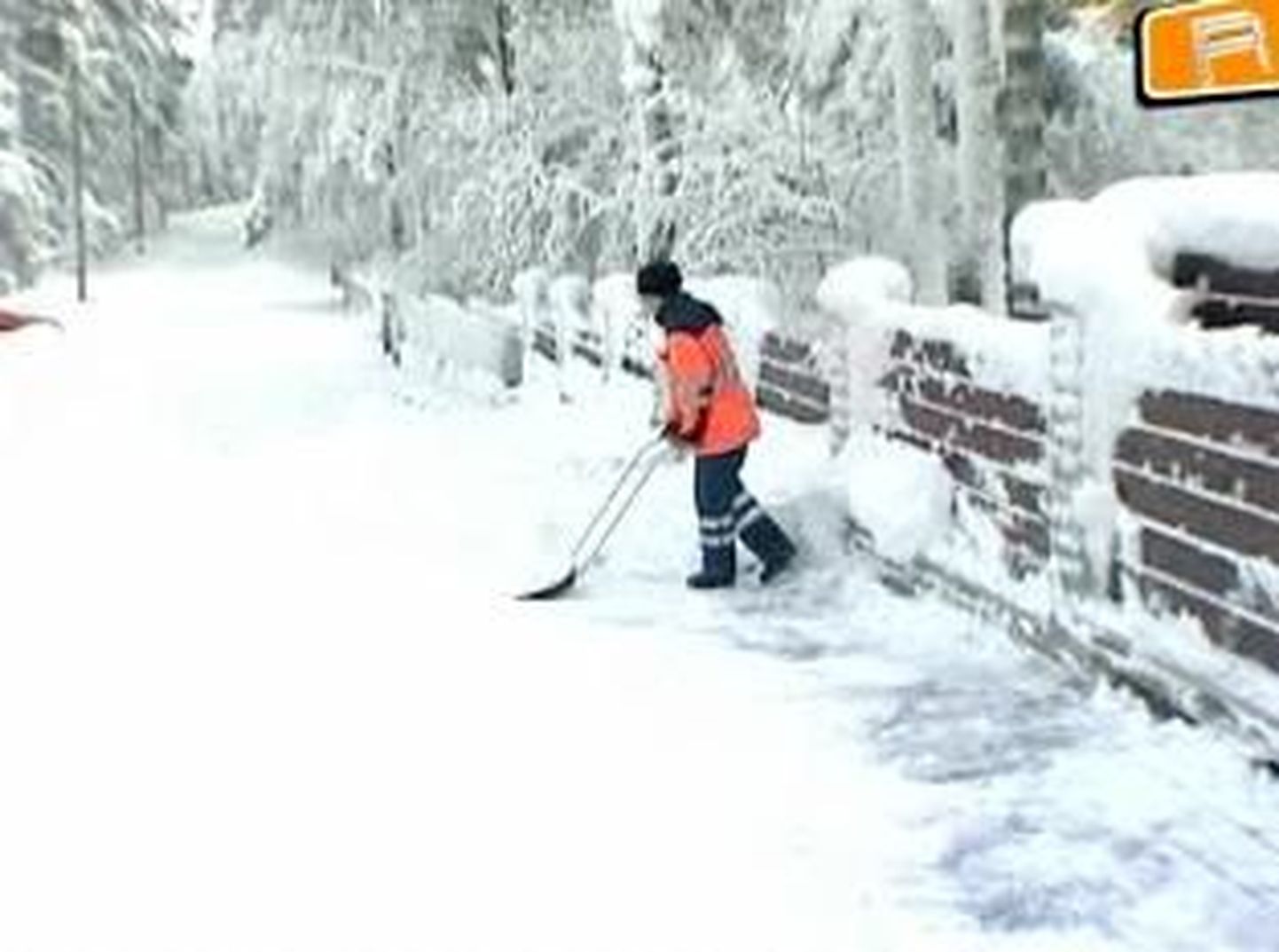 Töömees Edgar Savisaare maja ees lund koristamas.