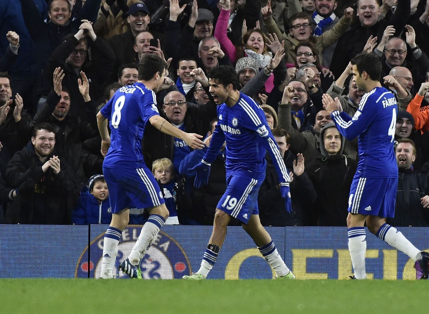 Londoni Chelsea mängijad väravat tähistamas.