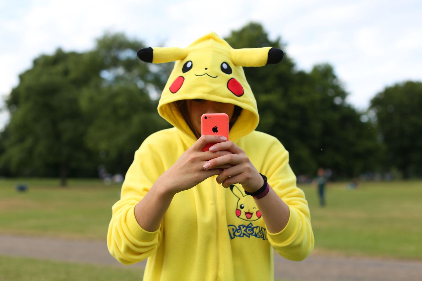 Pikachu kostüümis Pokemoni fänn.