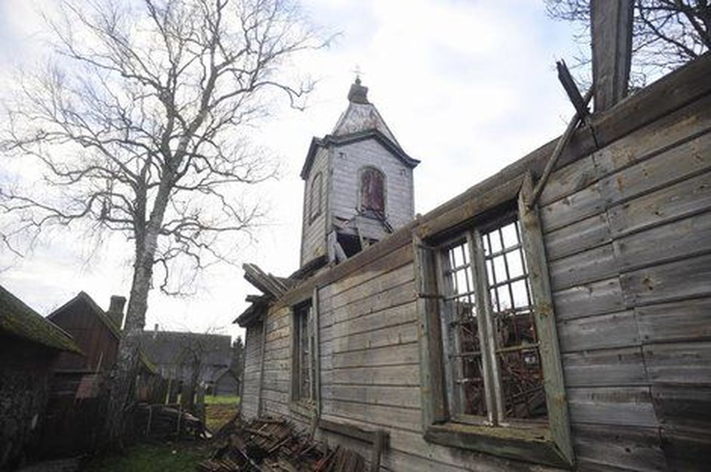 Церковь в деревне Варнья