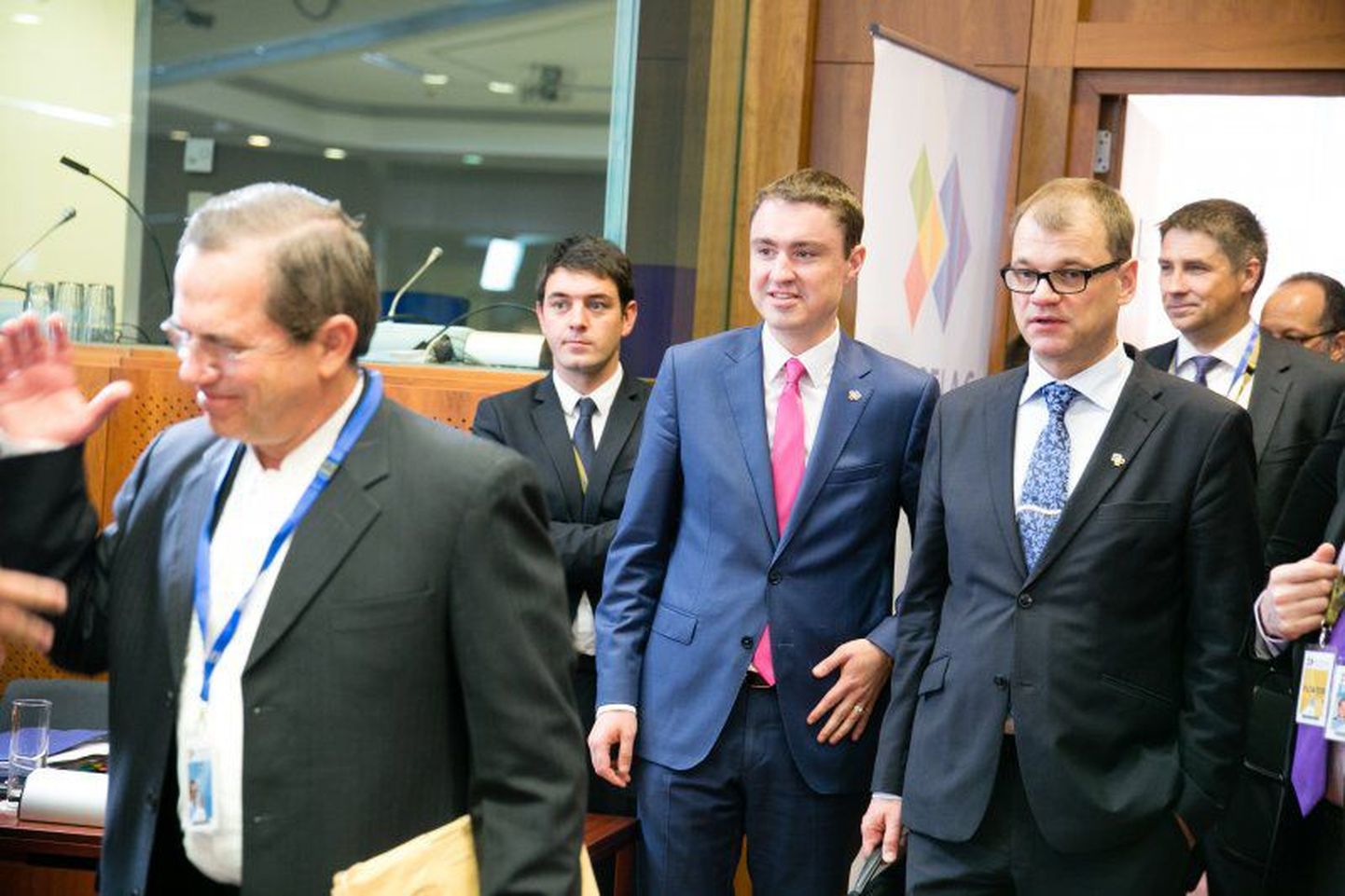 Таави Рыйвас (третий слева) на саммите в Брюсселе.