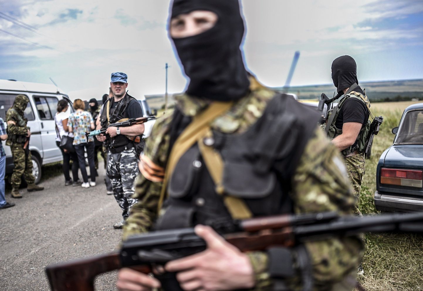 Relvastatud separatistid takistavad lennuki allakukkumispaigas uurijate tööd.