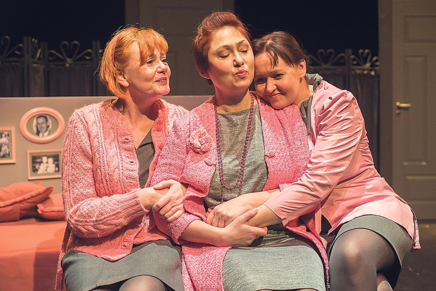 Liina Tennosaar (vasakul), Carmen Mikiver ja Karin Tammaru sõlmivad kolme naise suhted ühte hästi kokkukõlava triona.