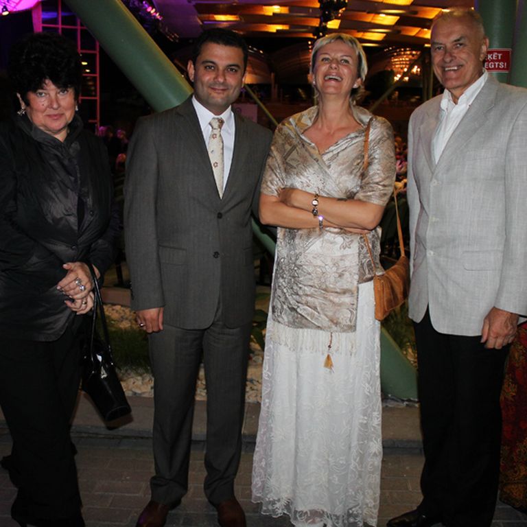 Linda ar jauno vīru Hosamu Abu Meri un humoristes Janas Duļevskas vecākiem šovasar apmeklēja Marijas Naumovas koncertu Dzintaru koncertzālē 