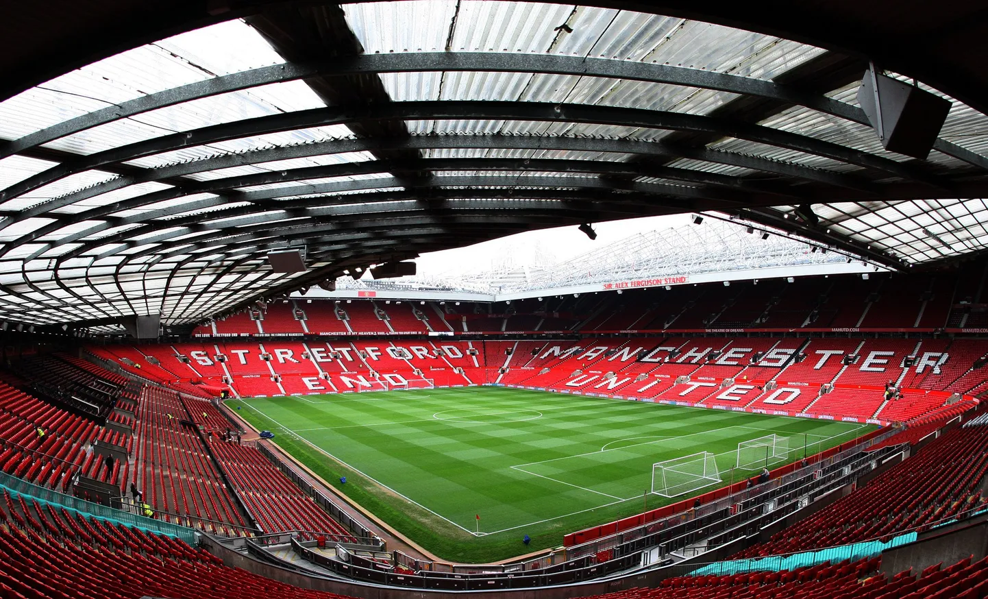 Manchester Unitedi kodustaadion Old Trafford, kus mängivad klubi staarid. Oliver Jürgens on oma oskusi näitamas ka just ManU klubi juures.