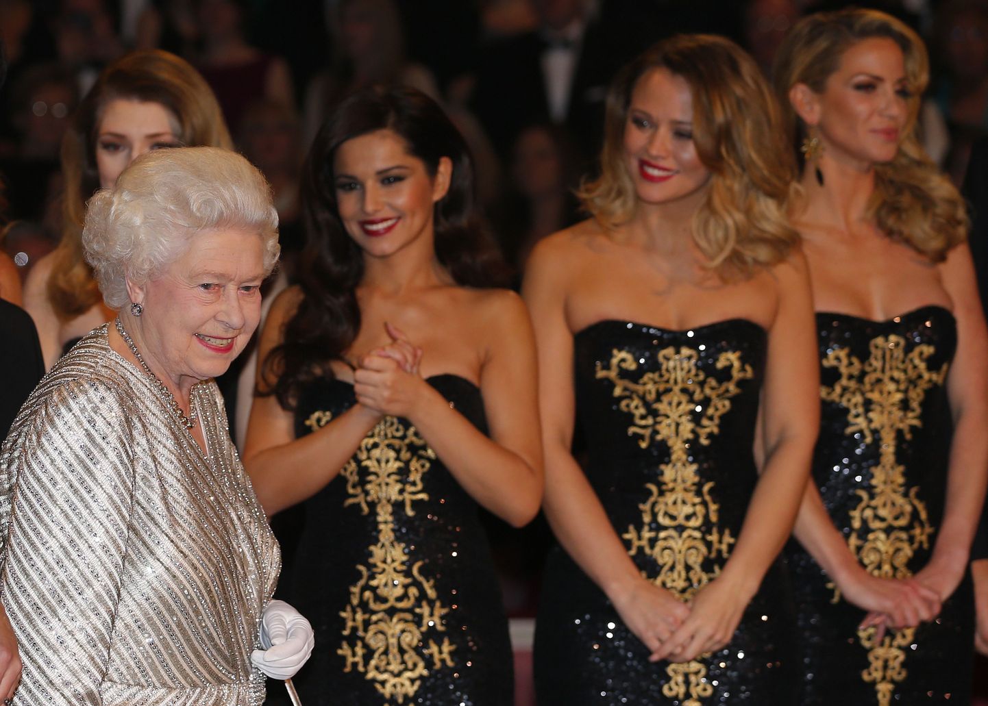 Kuninganna Elizabeth II kohtus tüdrukutebändiga Girls Aloud