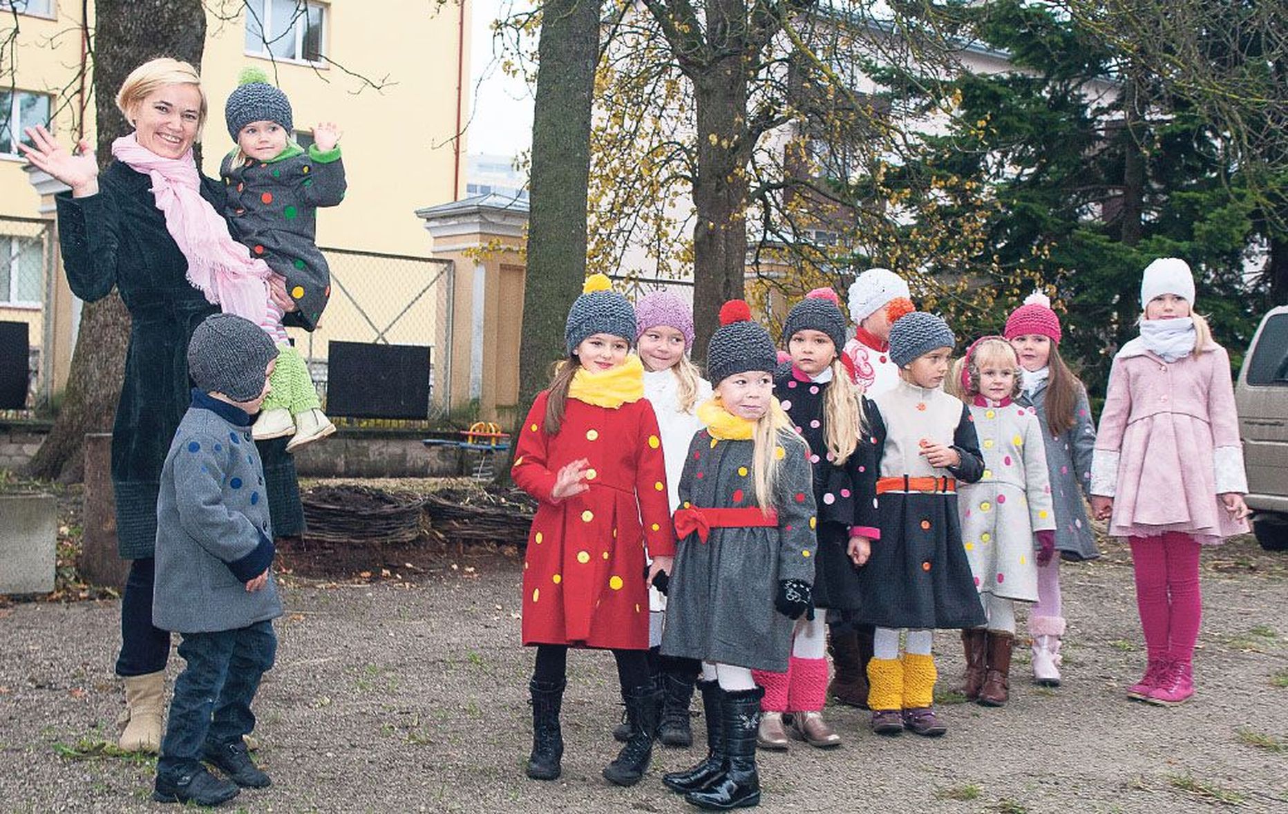 Steineri aias toimunud moedemonstratsioonil näitas oma uut lastele mõeldud sügiskollektsiooni disainer Lyane Lind (vasakul). Jakke-mantleid kaunistavad trükitud täpid ja Pärnu pitsistuudios valminud pitsimotiivid.