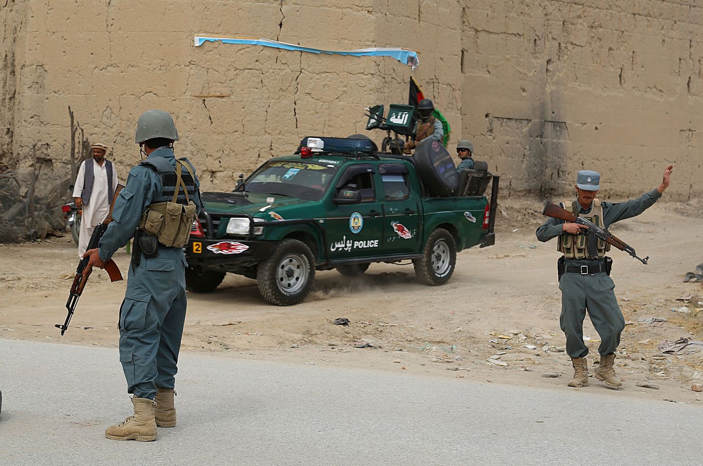 Afganistani politseinikud valves Ghanzis valijate registreerimise keskuse juures.