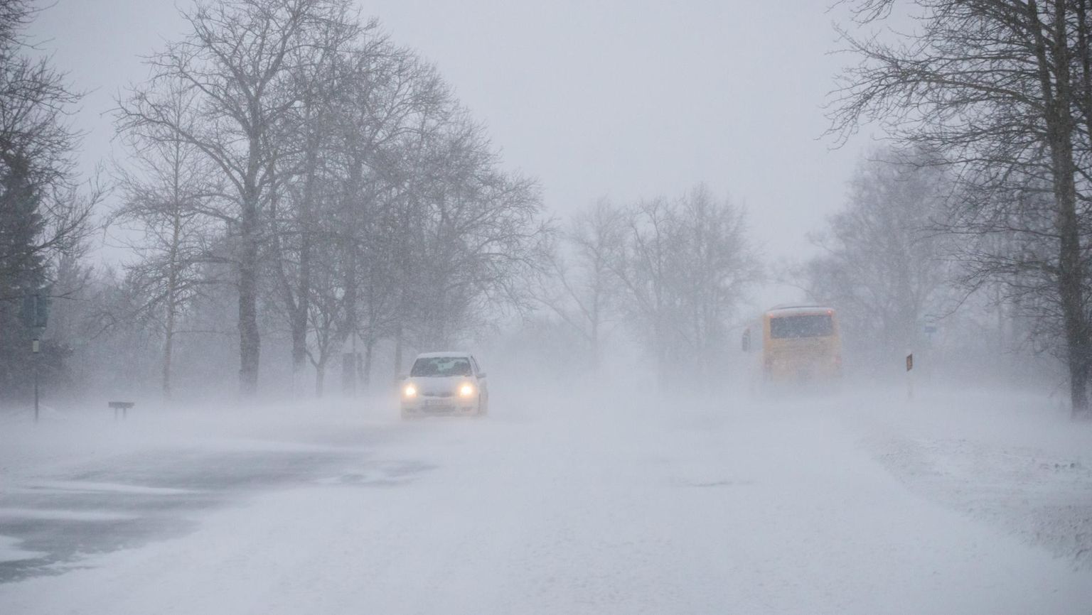 Täna üle Eesti liikuv umesadu ja tuisk muudab teeolud kohati raskeks.