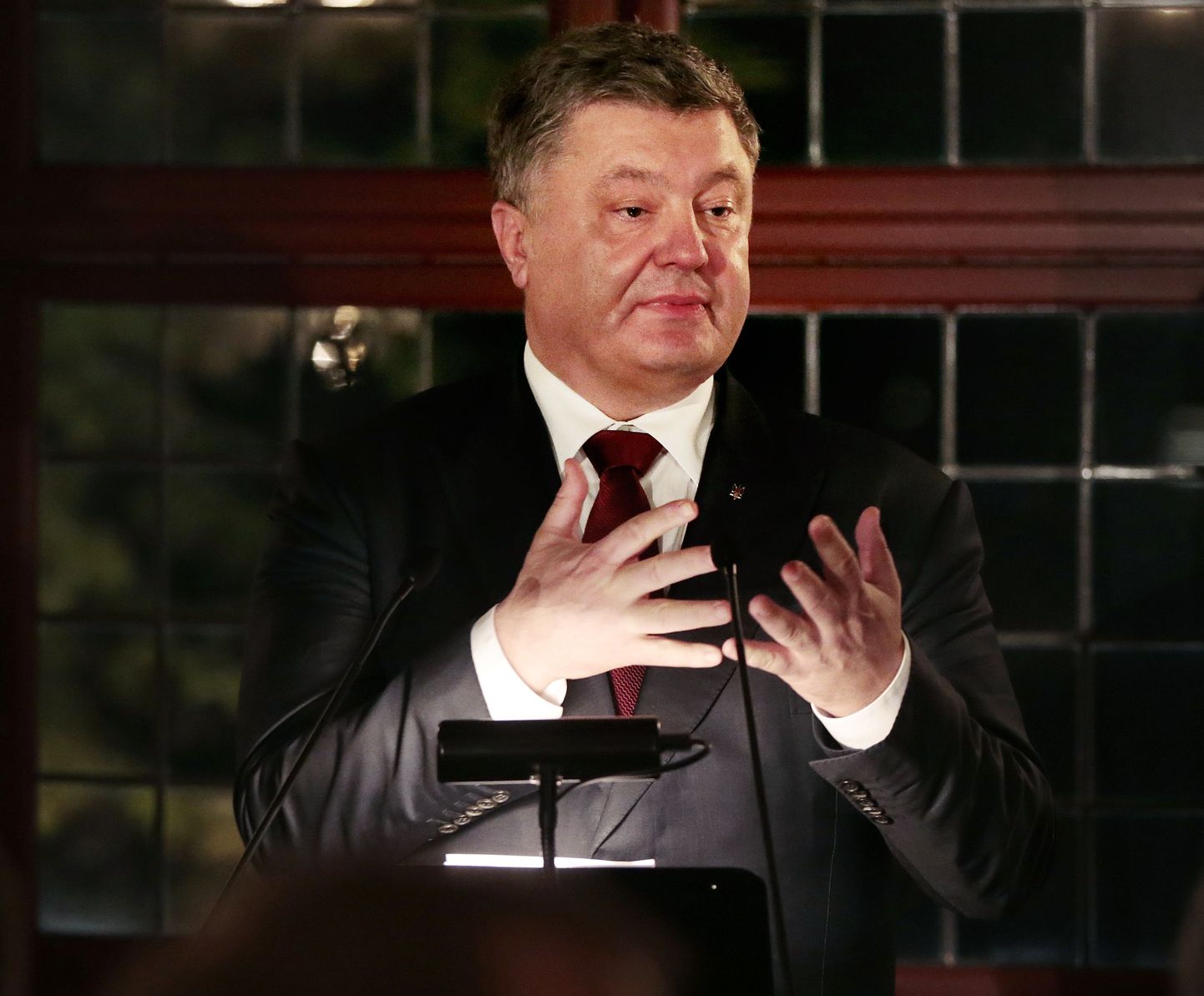 Президент Украины Петр Порошенко отказался говорить с российскими журналистами в Хельсинки.