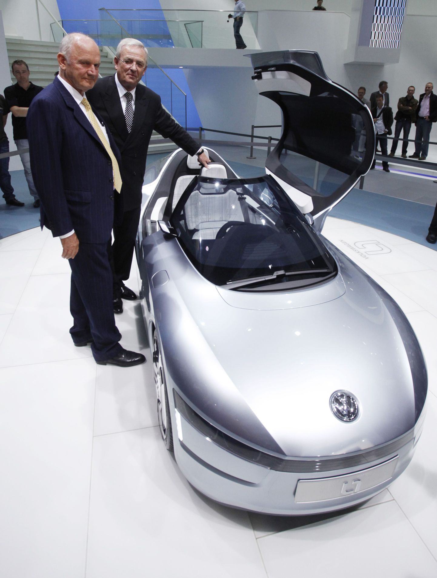 Volkswagen AG tegevjuht Martin Winterkorn (paremal) ja nõukogu esimees Ferdinand Piëch Frankfurdi autonäitusel VW L1 kontseptsioonautot tutvustamas. Nüüd on Piëch Winterkorniga tülli pööranud, ähvardades tegevjuhti vallandada.