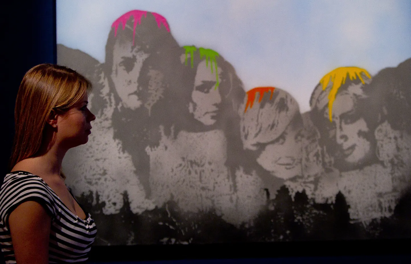 Lindsay Lohan, Britney Spears, Nicole Richie ja Paris Hilton Rushmore'i mäge kujutaval maalil.