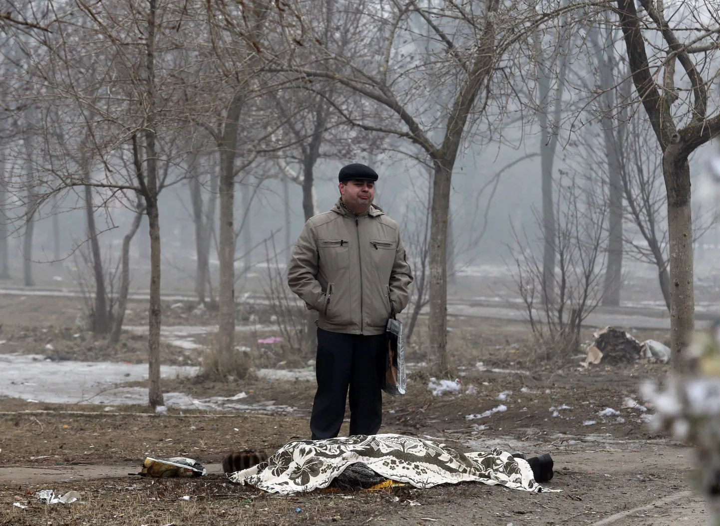Mariupoli mees vene üksuste rünnakus hukkunu surnukeha kõrval.