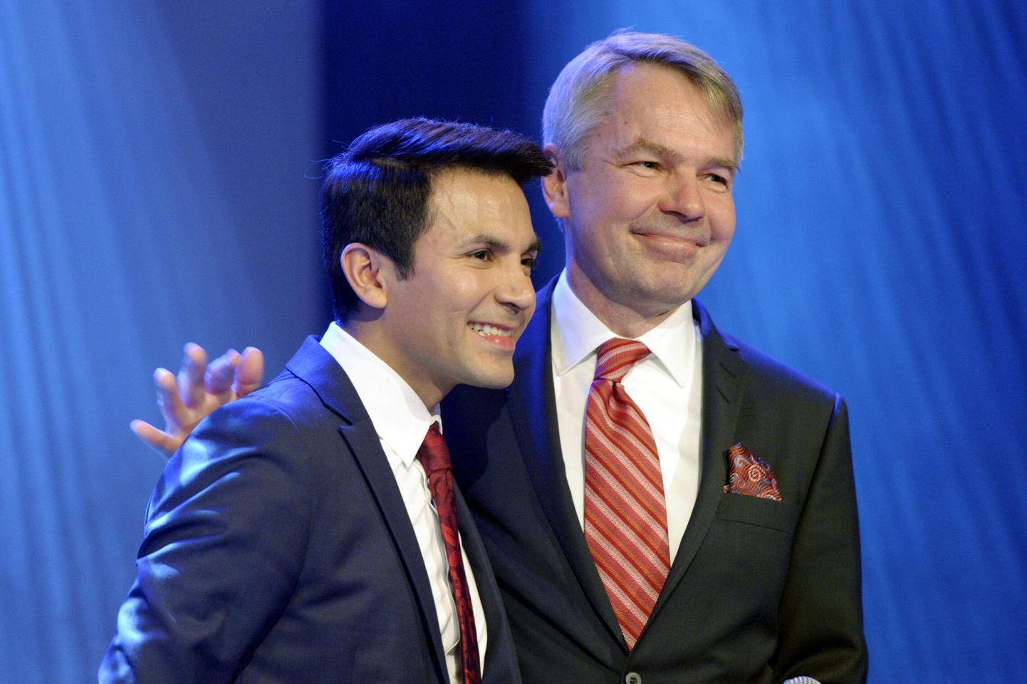Pekka Haavisto (paremal) koos abikaasa Nexar Antonio Floresiga presidendivalimiste kampaania ajal veebruaris 2012.