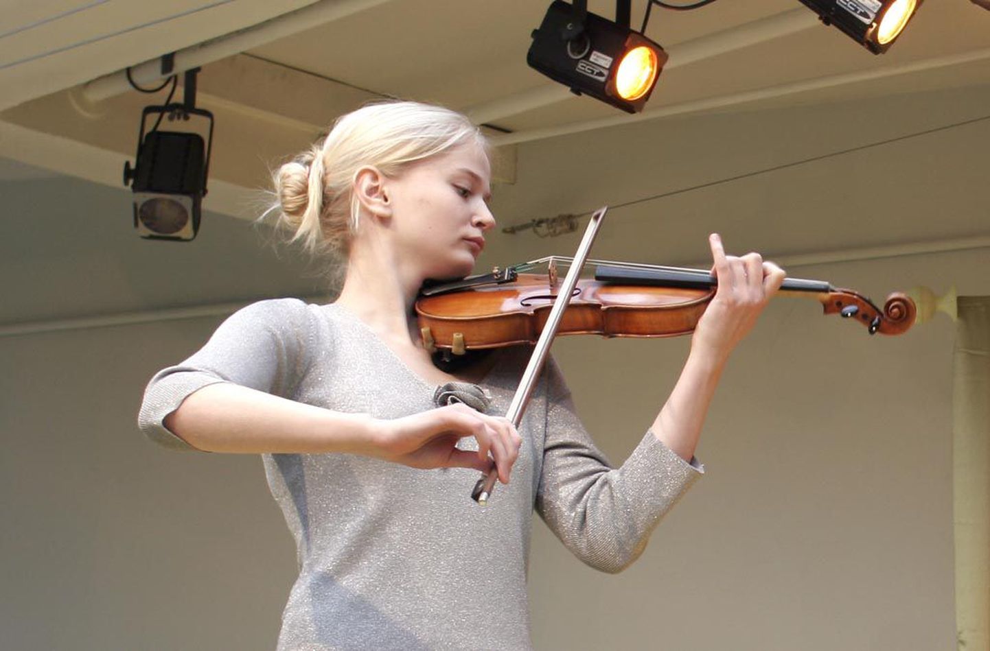 Viiulit mängib Triin Ruubel.