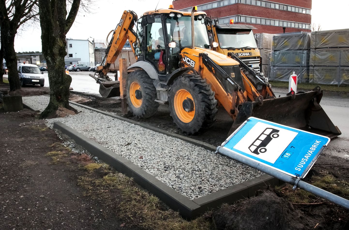 Pärnus Rääma linnaosas ehitatakse ümber bussipeatusi: nelja peatusesse tulevad uued ooteplatvormid.