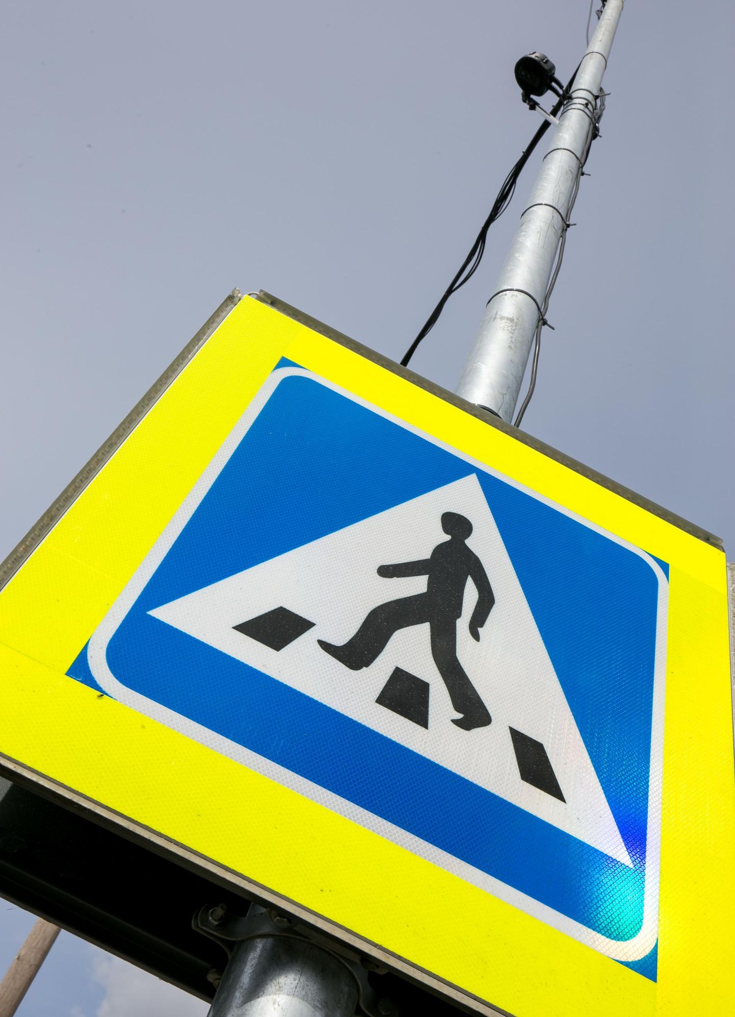 Jalakäijate ülekäigurada tähistav liiklusmärk.