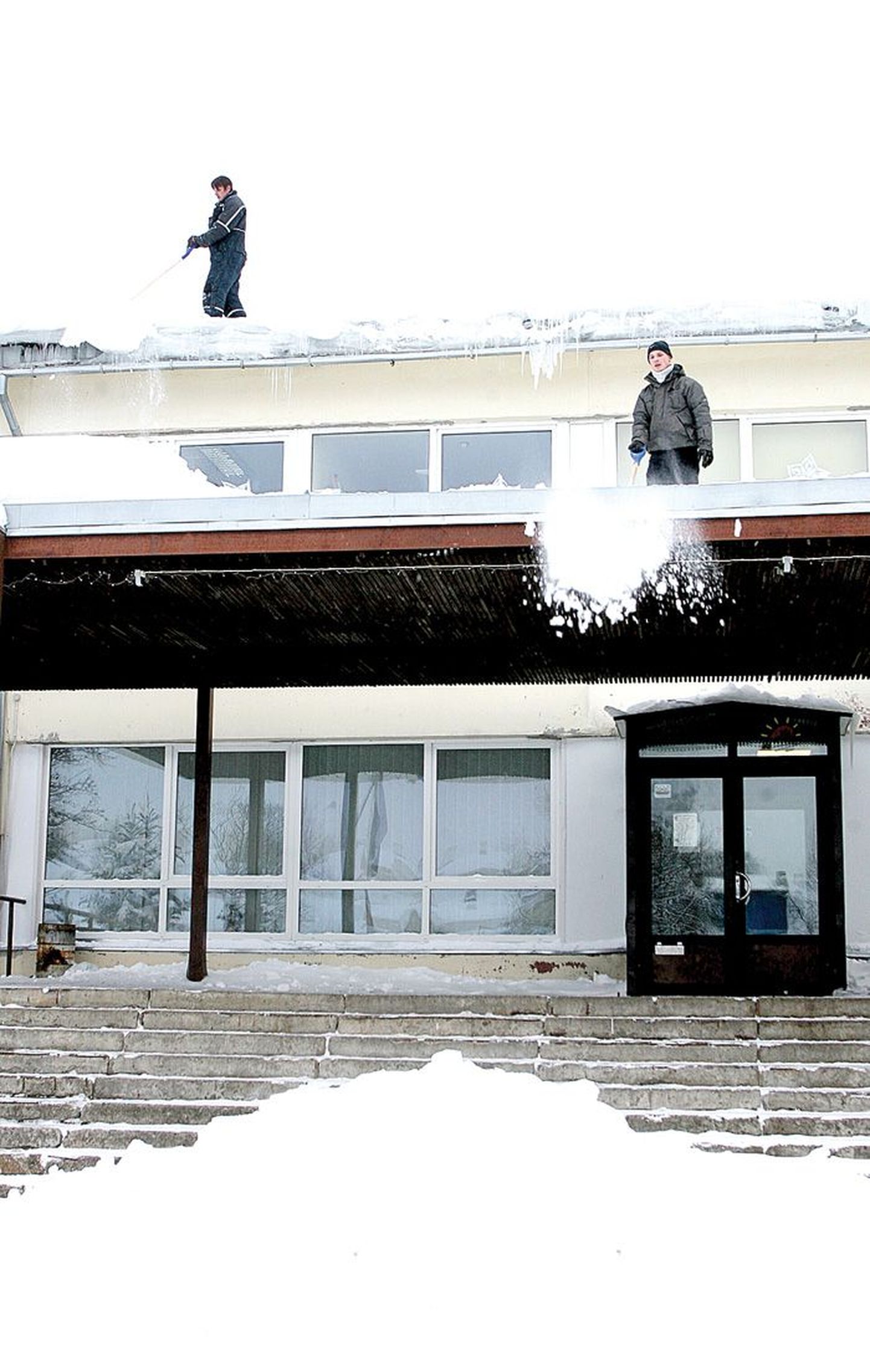 Raatuse gümnaasium lasi katuselt lume eemal dada, et ei tekiks jääpurikaid ning laste koolitee oleks turvaline.