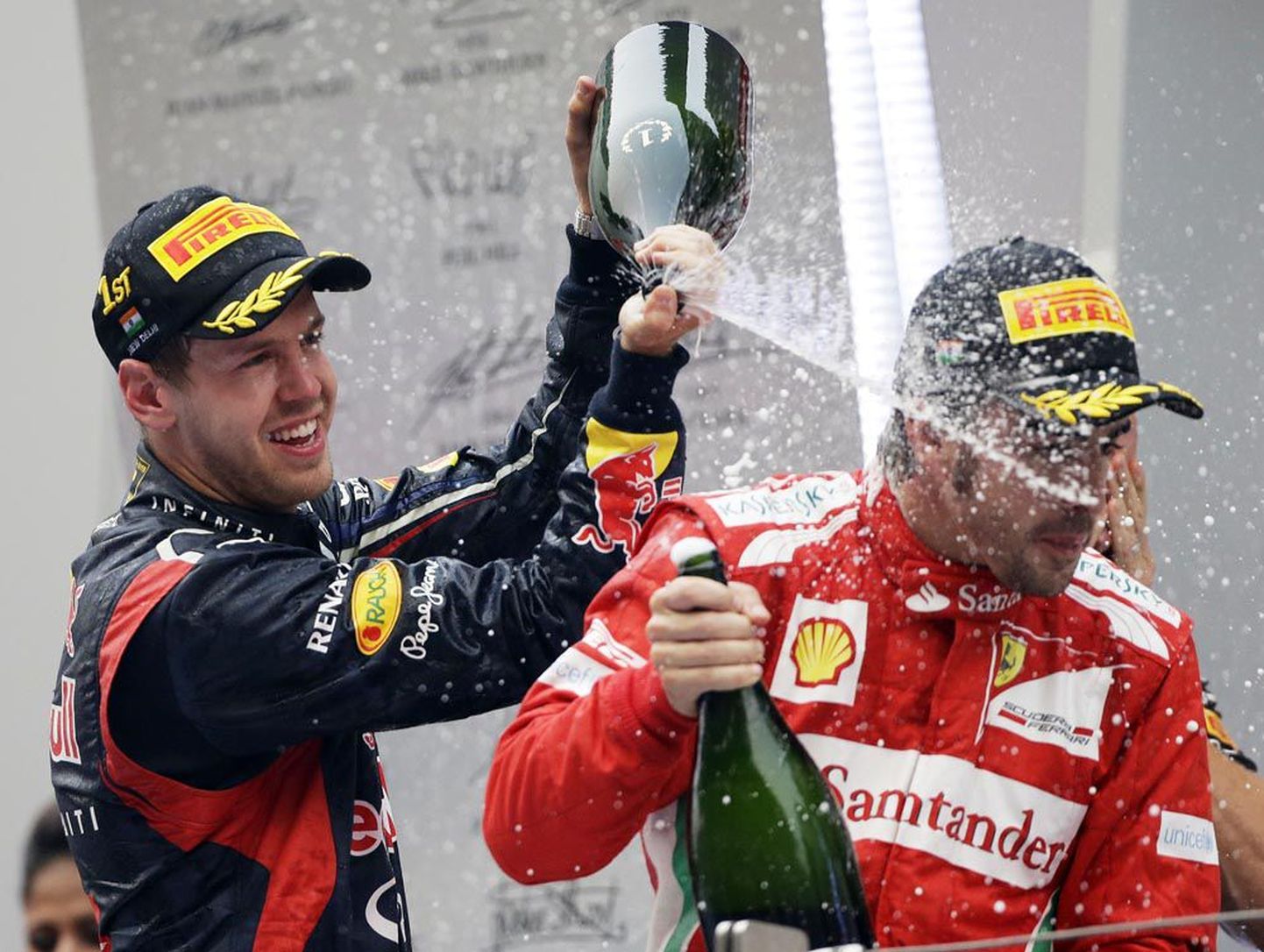 Tänu järjekordsele esikohale suurendas Sebastian Vettel (vasakul) veel veidi edumaad oma pearivaali Fernando Alonso ees.