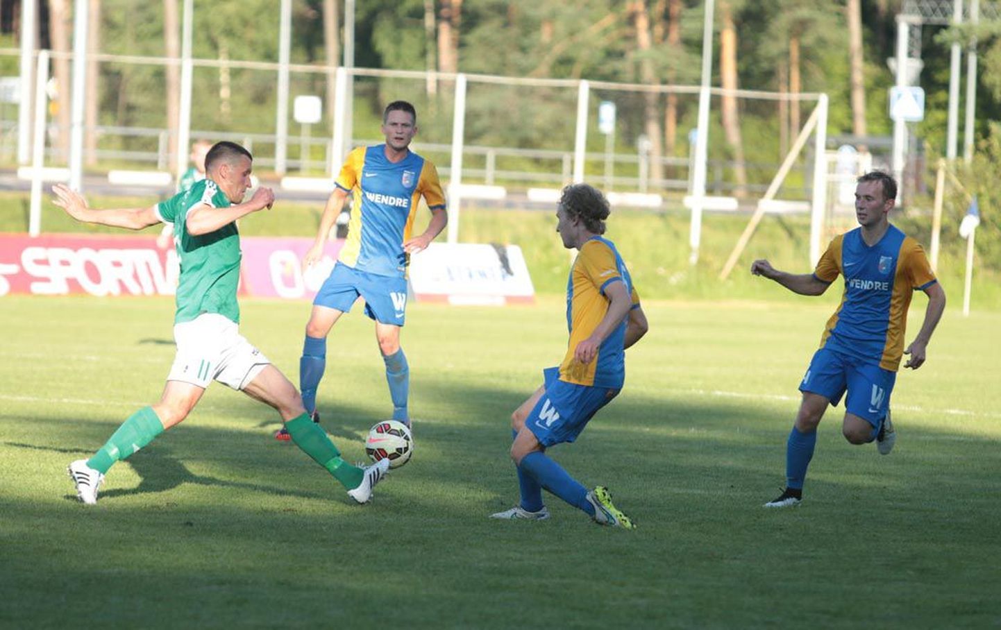Raeküla staadionil kohtuvad Pärnu linnameeskond ja Narva JK Trans.