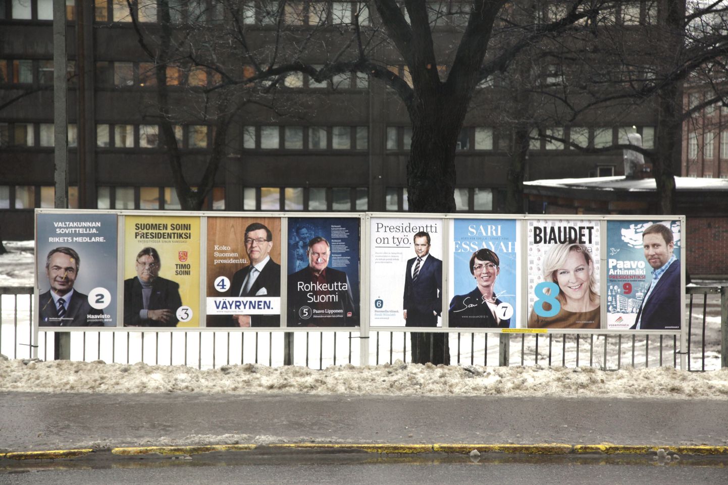 Plakatid Soome presidendikandidaatide piltidega Helsingi kesklinnas.