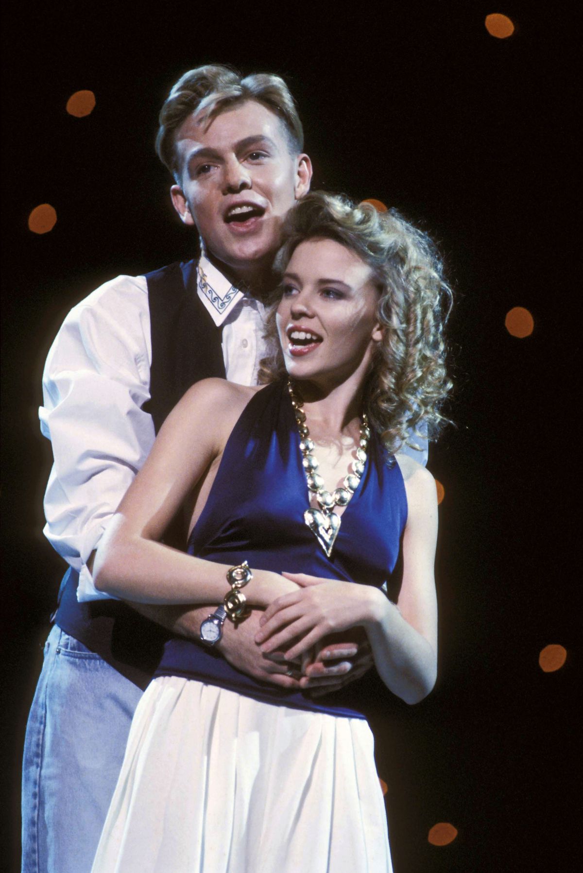 Jason Donovan ja Kylie Minogue 1988. aastal esitamas oma hittlugu «Especially for you». Aasta hiljem jätab Minogue mehe telefoni teel maha.