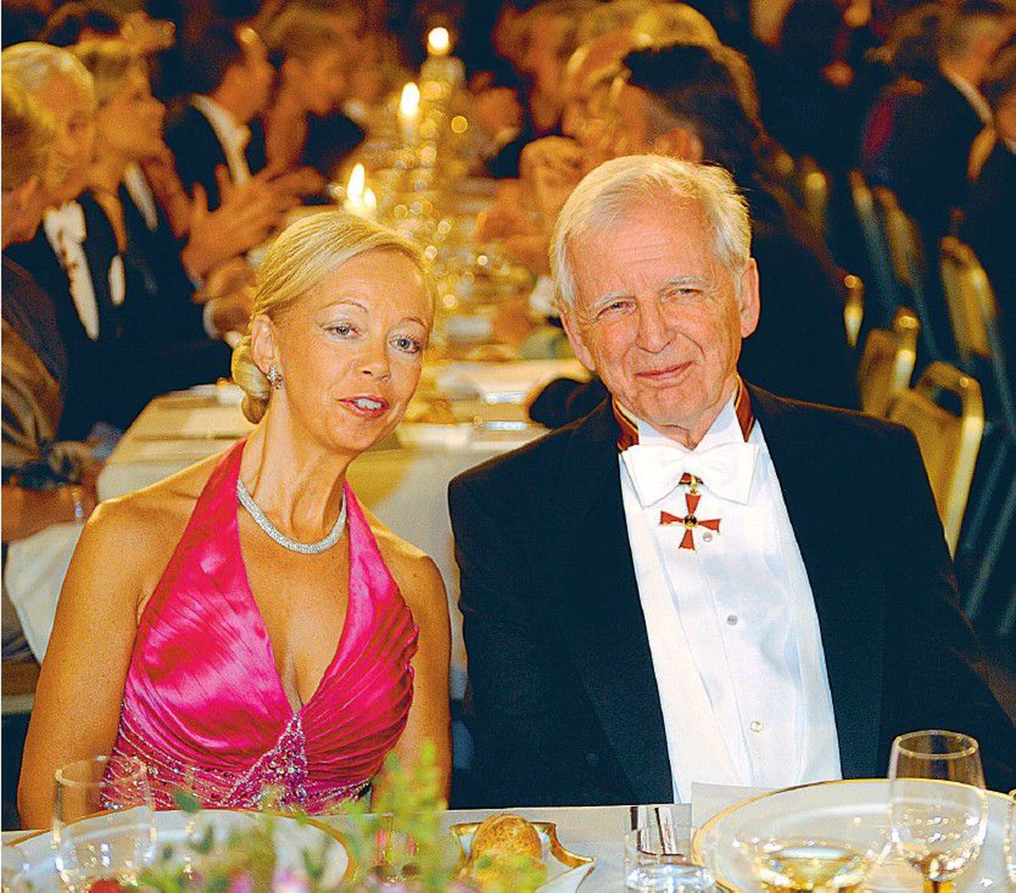Üks tänavuse Nobeli meditsiinipreemia laureaatidest Harald zur Hausen koos abikaasaga Stockholmi raekojas 10. detsembril.