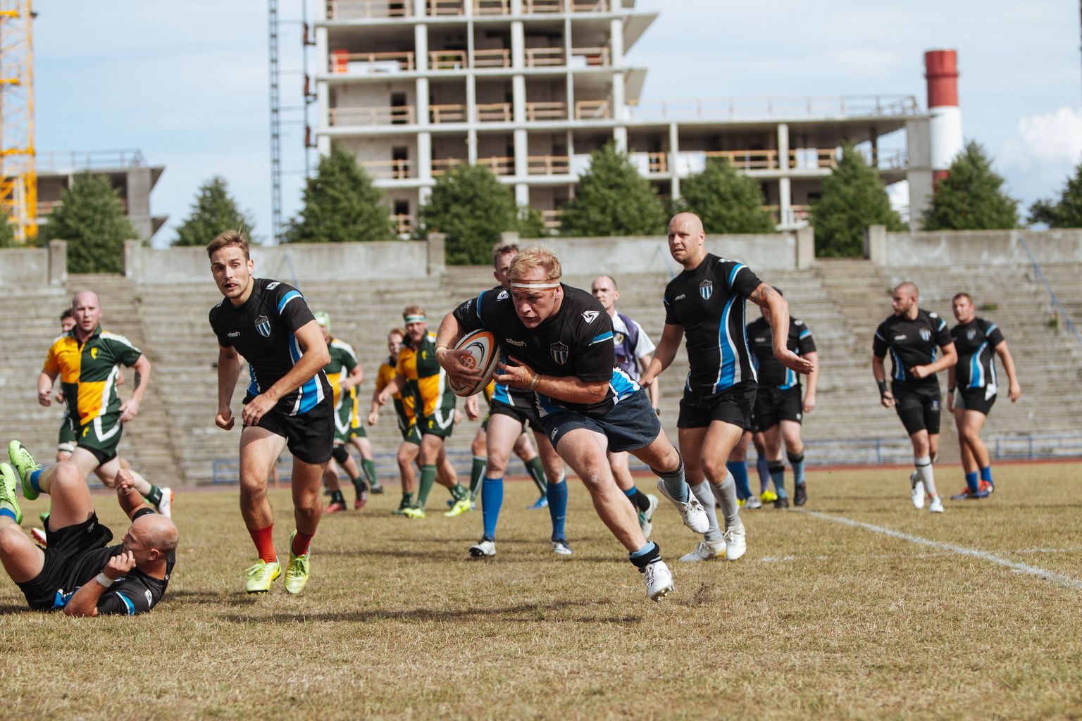 Jared Bambridge (palliga) mängimas Kalev RFC koosseisus Jyväskülä vastu.