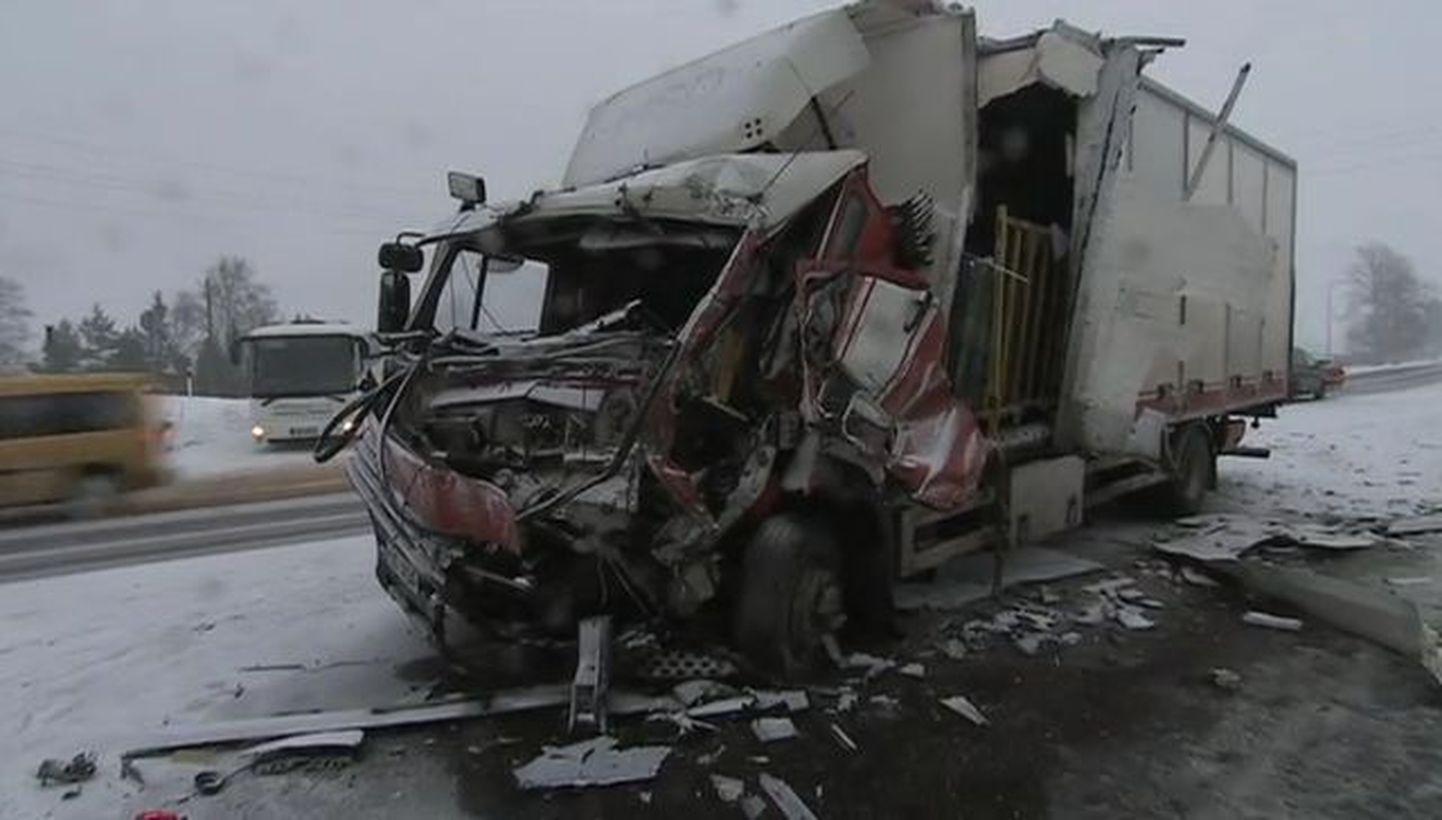 Авария двух грузовиков и снегоуборочной машины
