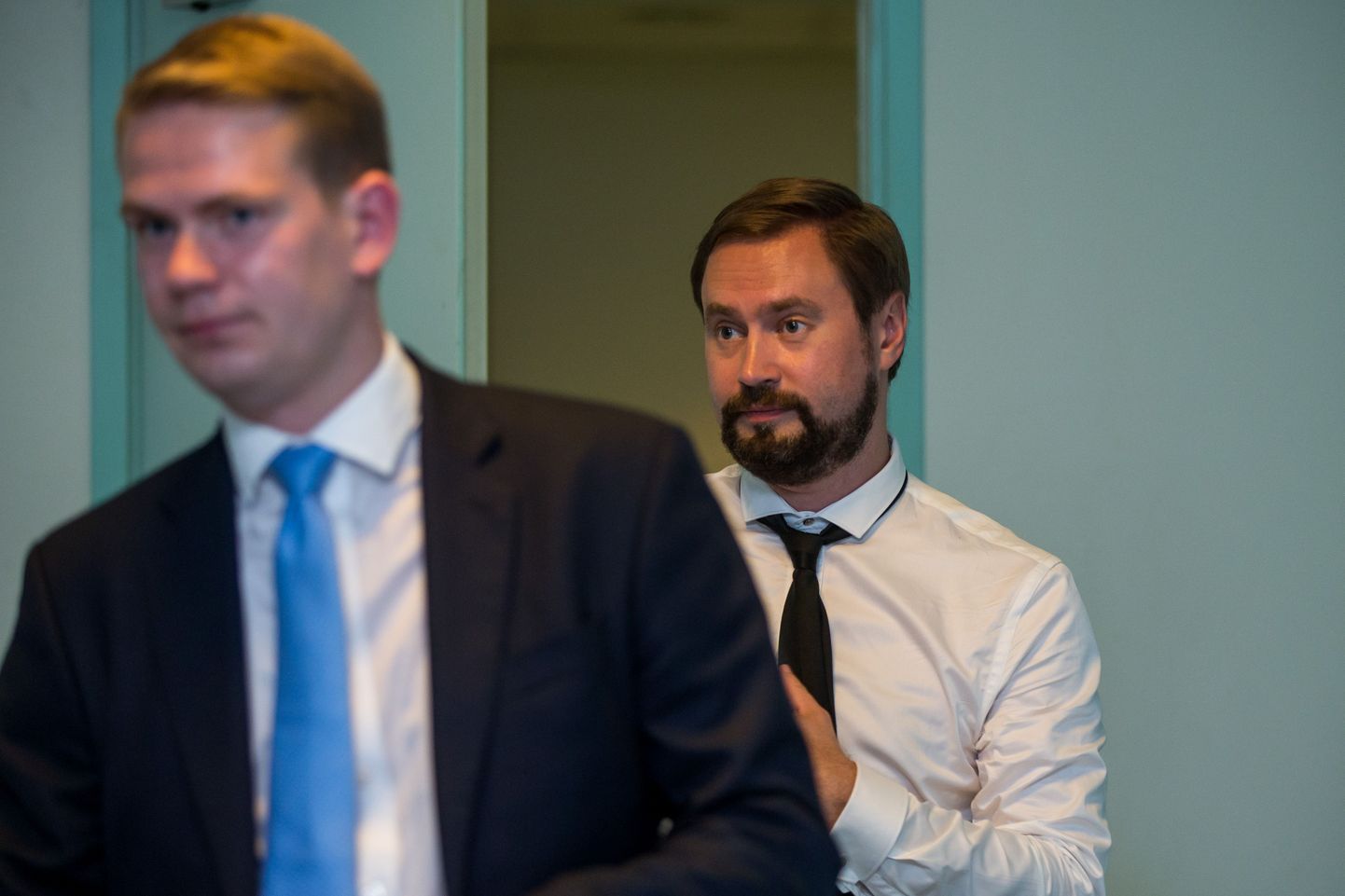 Riigiprokurör Steven-Hristo Evestus ja advokaat Oliver Nääs (vasakul).