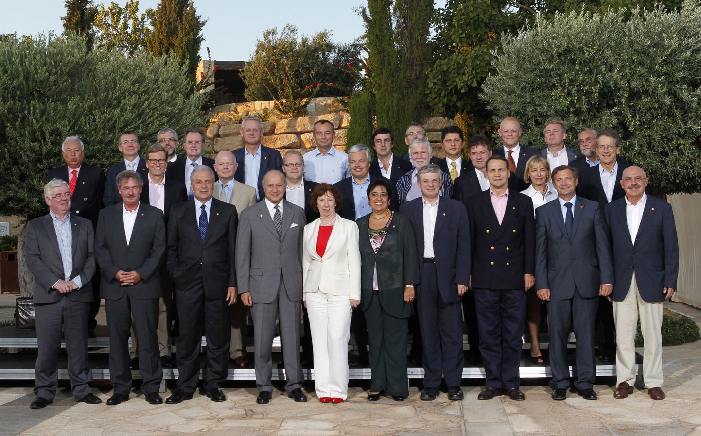 Euroopa Liidu välisministrite grupipilt Küprosel. Esiplaanil (valges pükskostüümis) ELi välispoliitiksajuht Catherine Ashton.