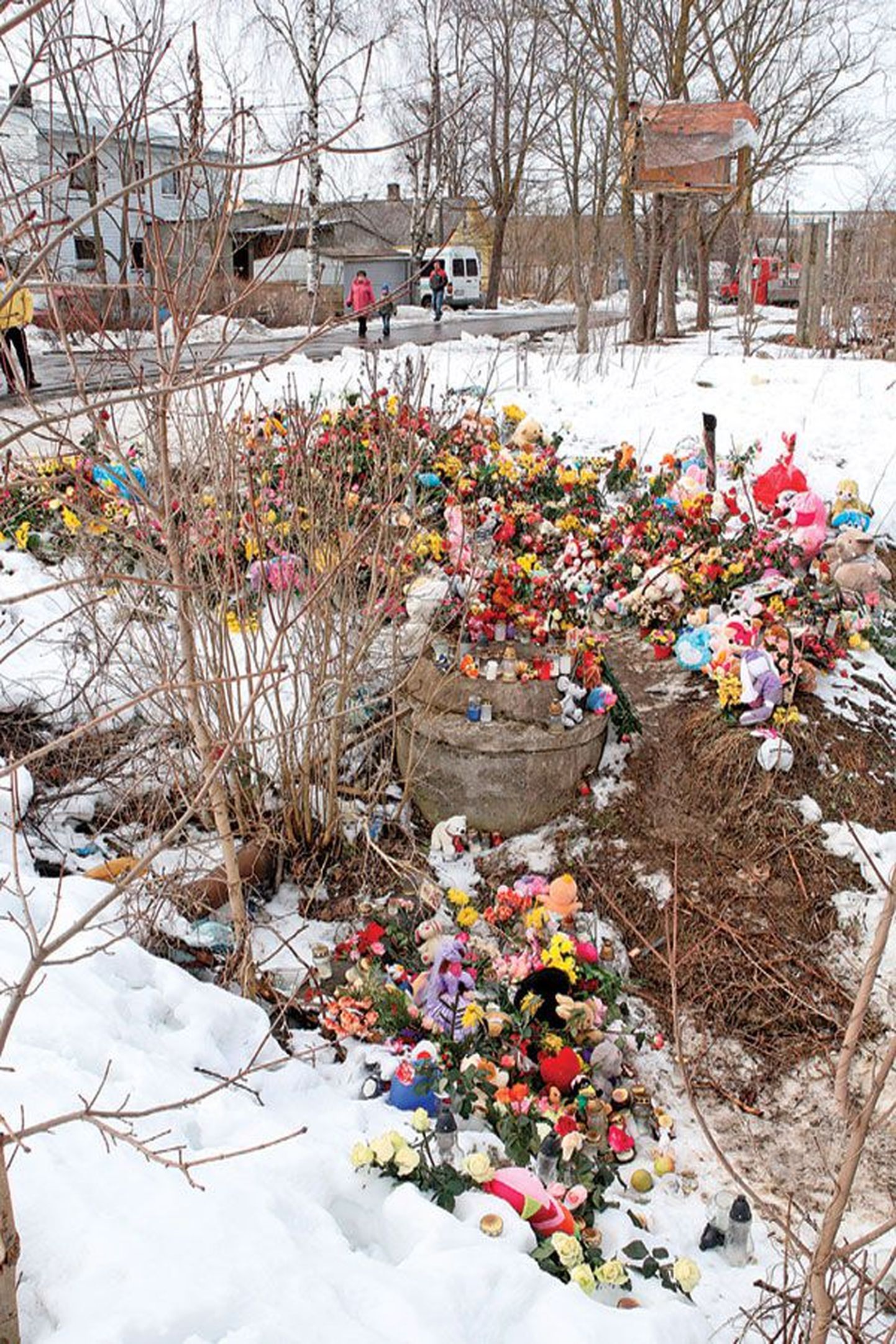 К месту гибели 9-летней Варвары, тело которой обнаружили 23 марта добровольцы, люди приносят цветы, свечи, игрушки.