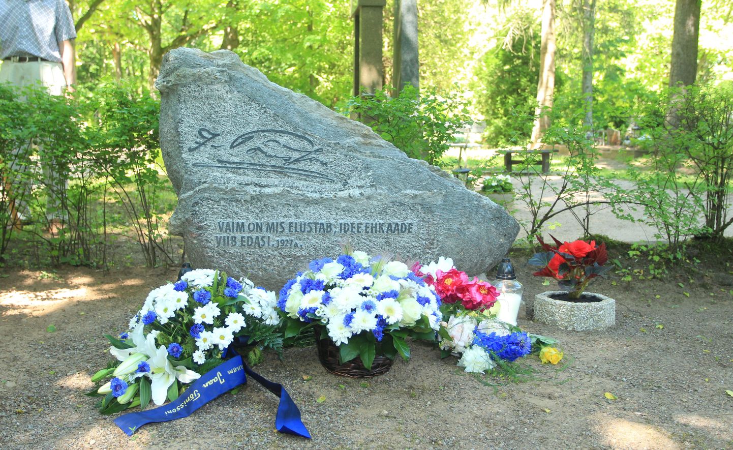 Jaan Tõnissoni mälestuskivi Raadil, tema perekonna hauaplatsil.