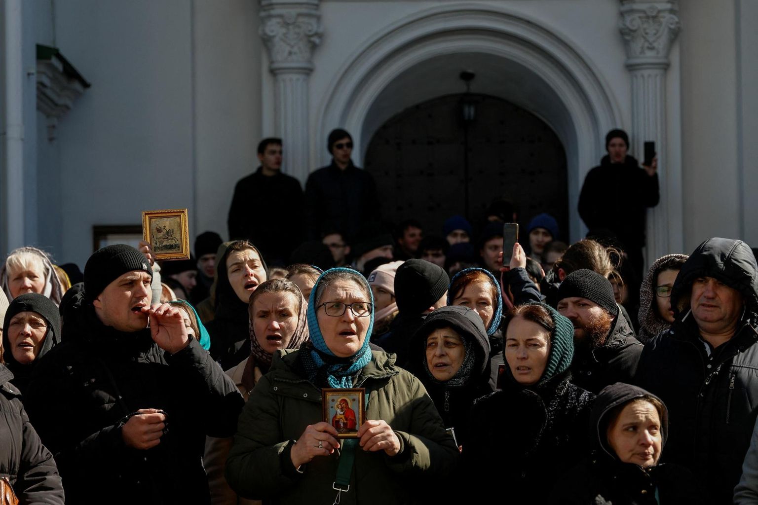 Usklikud blokeerisid eile Kiievi Petšerski suurkloostris asuva kiriku sissepääsu, et takistada sidemetes Kremliga süüdistatud Moskva Patriarhaadi Ukraina Õigeusu Kiriku munkade väljatõstmist.