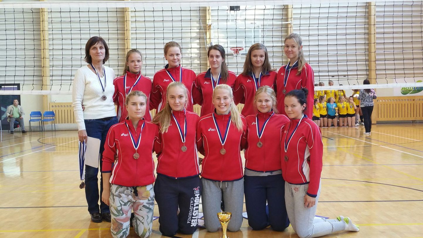 Viljandi spordikooli võrkpallinaiskond lõpetas Eesti karikavõistlused kolmanda kohaga.