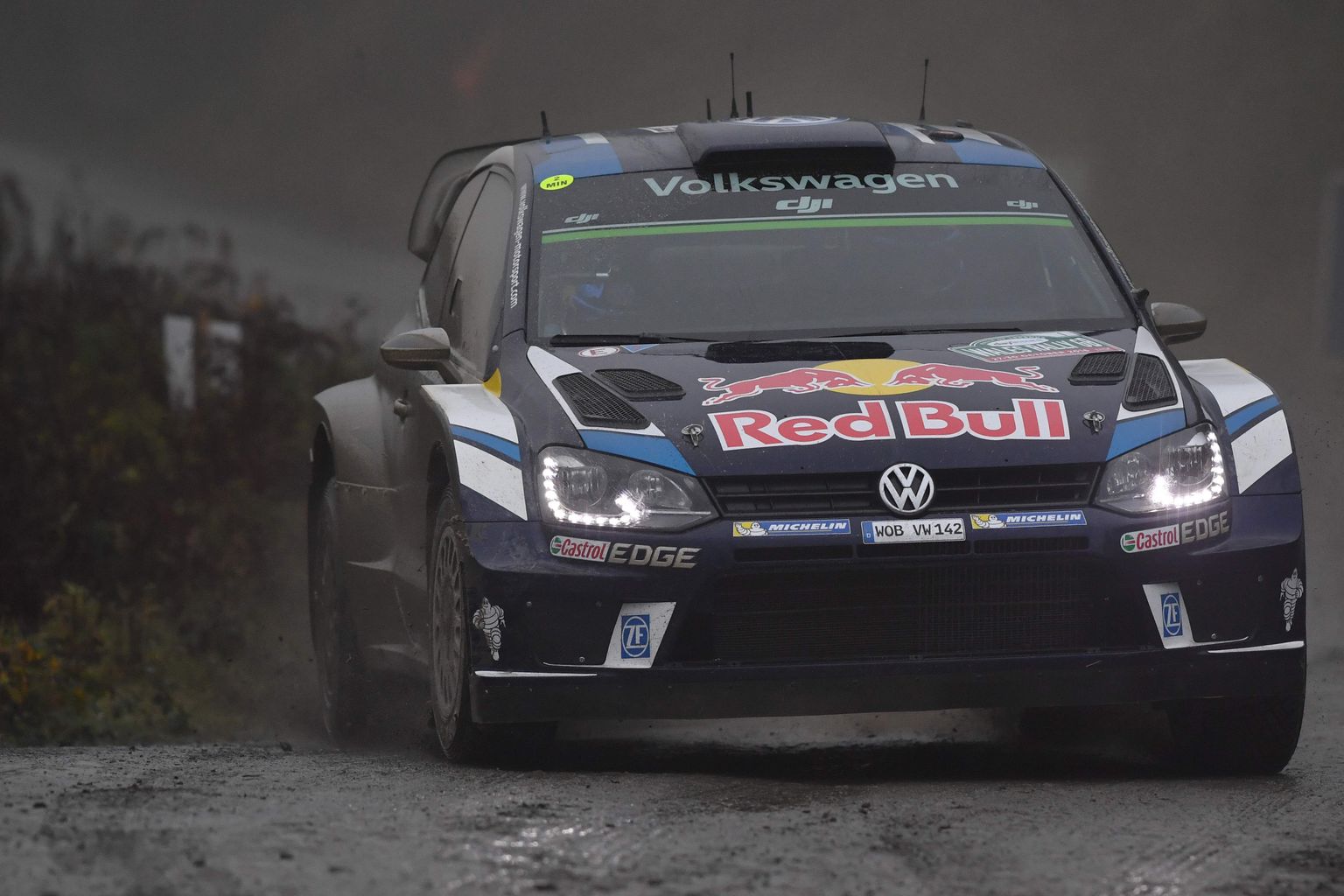 Sebastien Ogier Volkswageni rallimasina roolis.