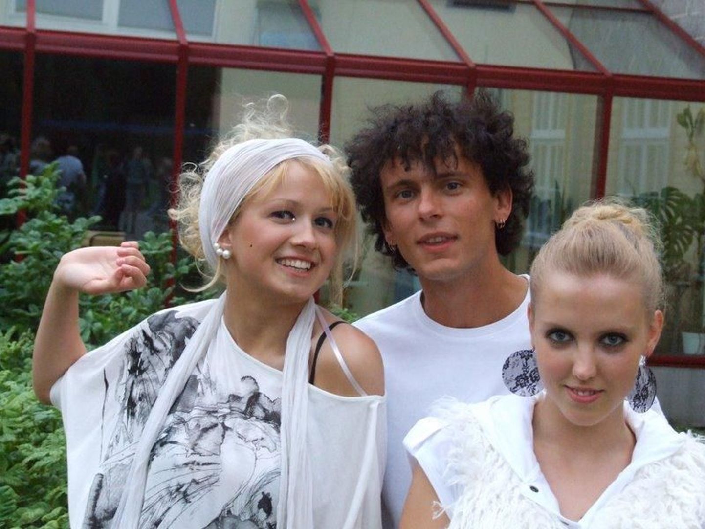 Jana ja Kristinaga pilt on tehtud 2008 aasta suvel Hiiumaal kontserdil "LAULUS ON EESTIT".