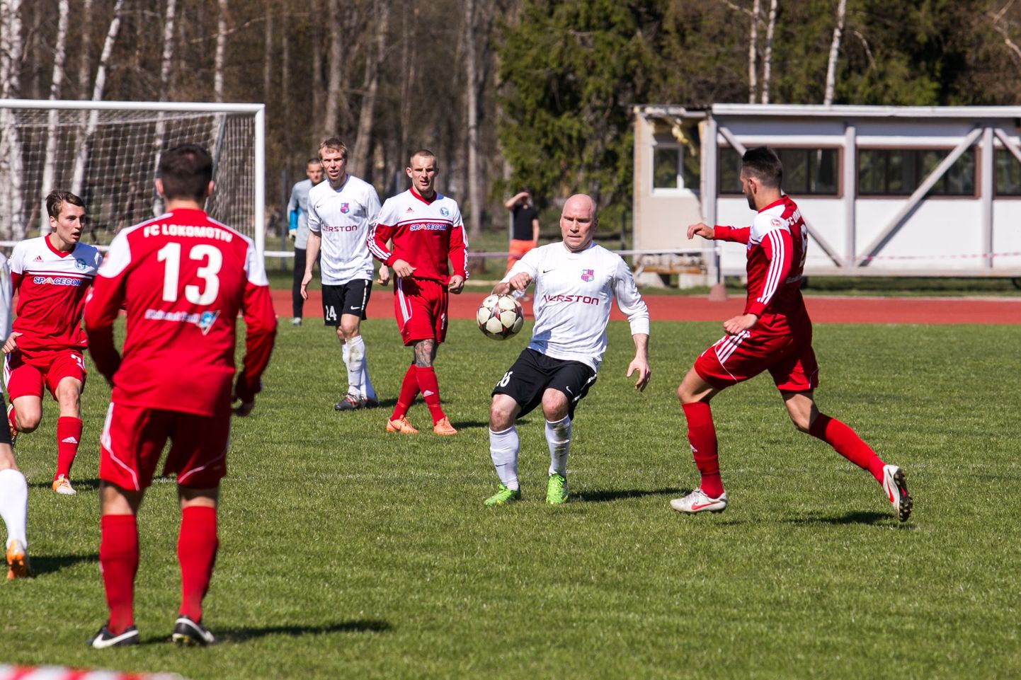 Jõhvi FC Lokomotiv (punases)