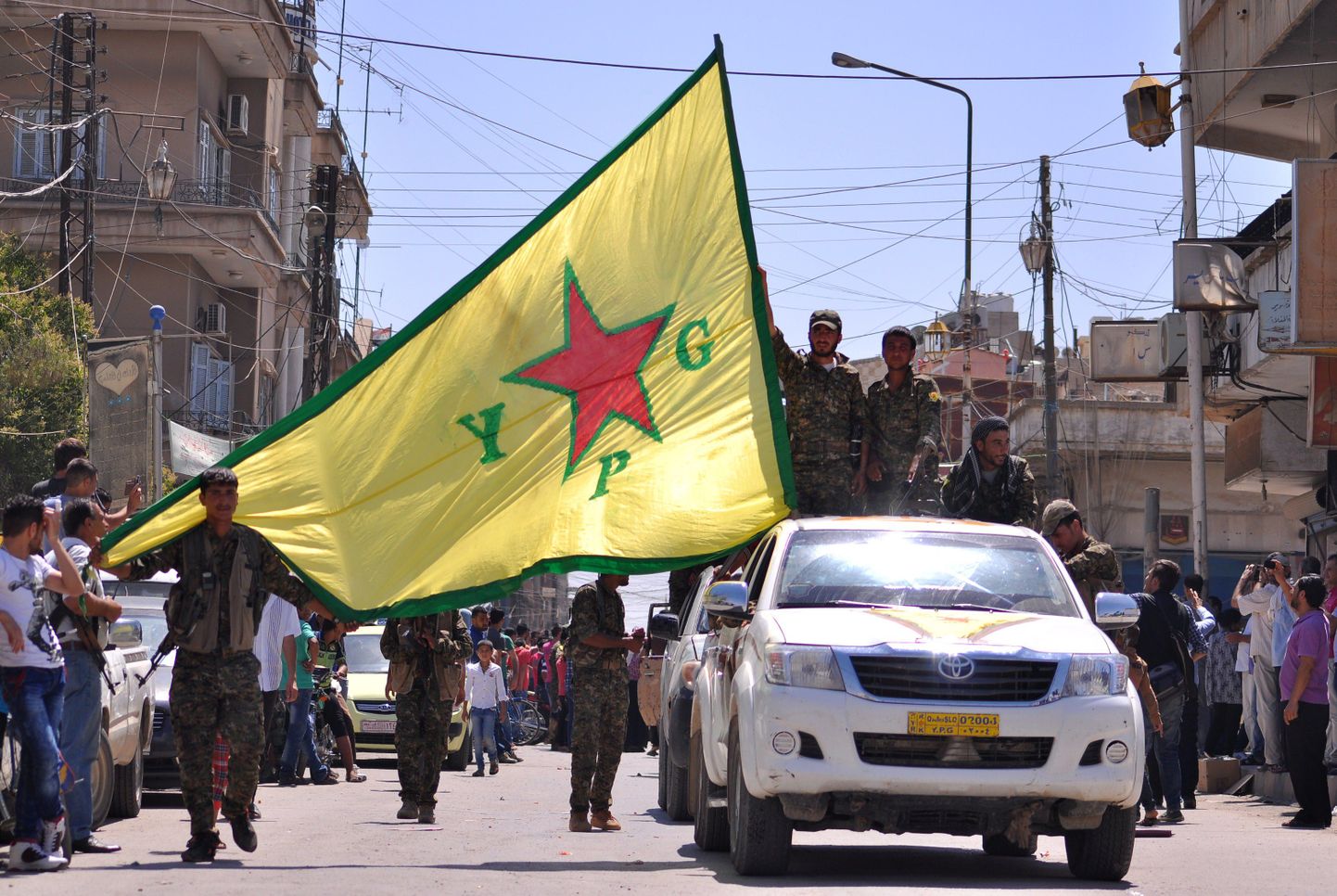 Kurdi omakaitseväe(YPG)võitlejad lipuga