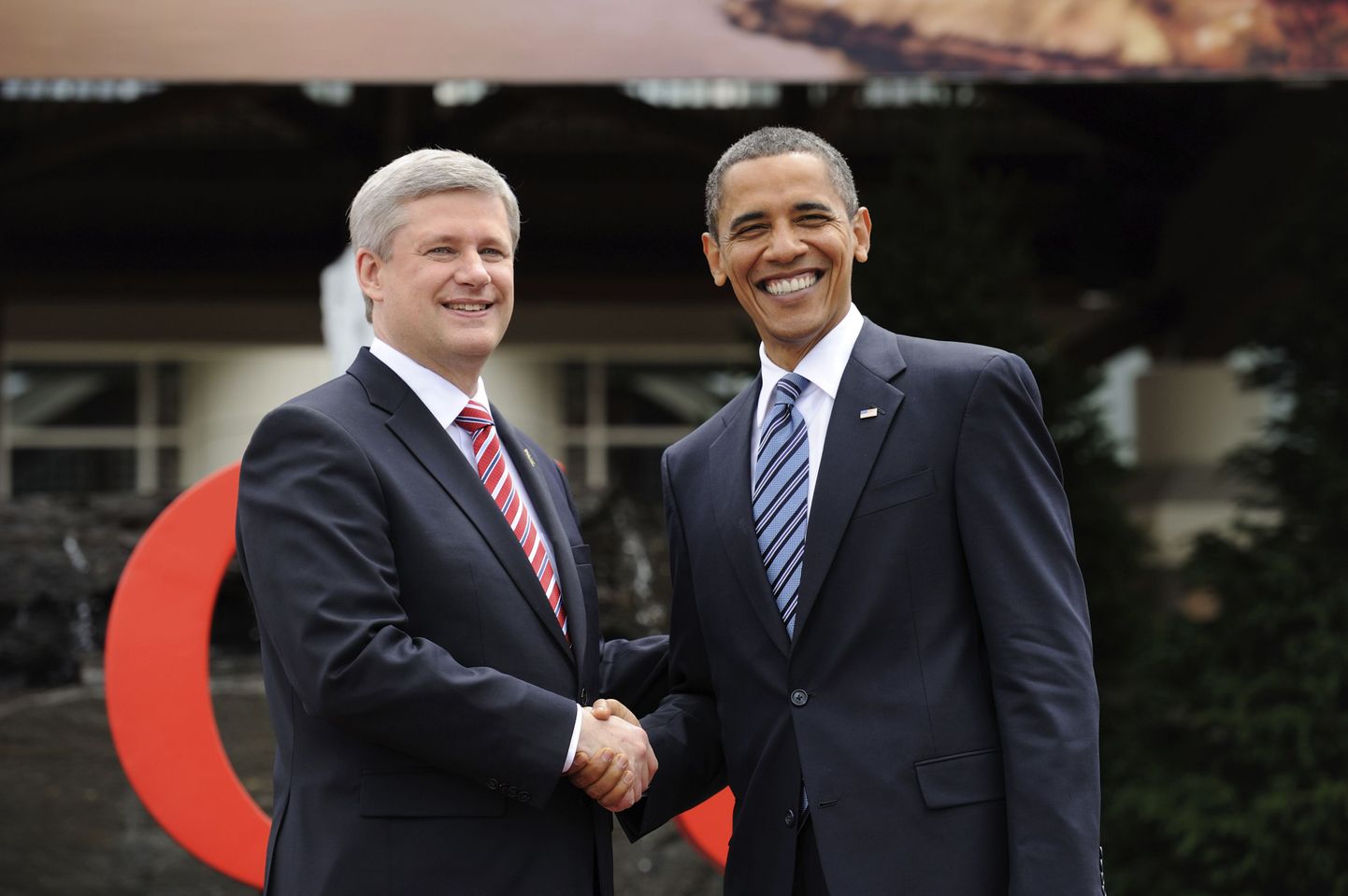 Kanada peaminister Stephen Harper (vasakul) tervitab USA president Barack Obamat G8 tippkohtumusel Huntsville'is.