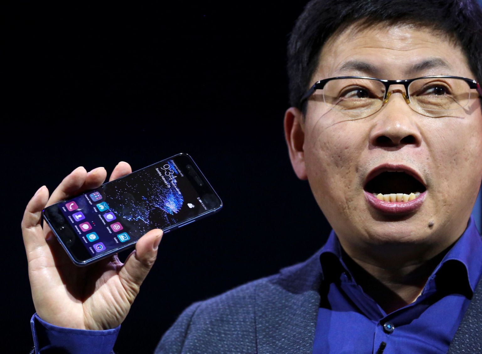 Huawei tarbijatoodete üksuse juht Richard Yu ja telefon P10