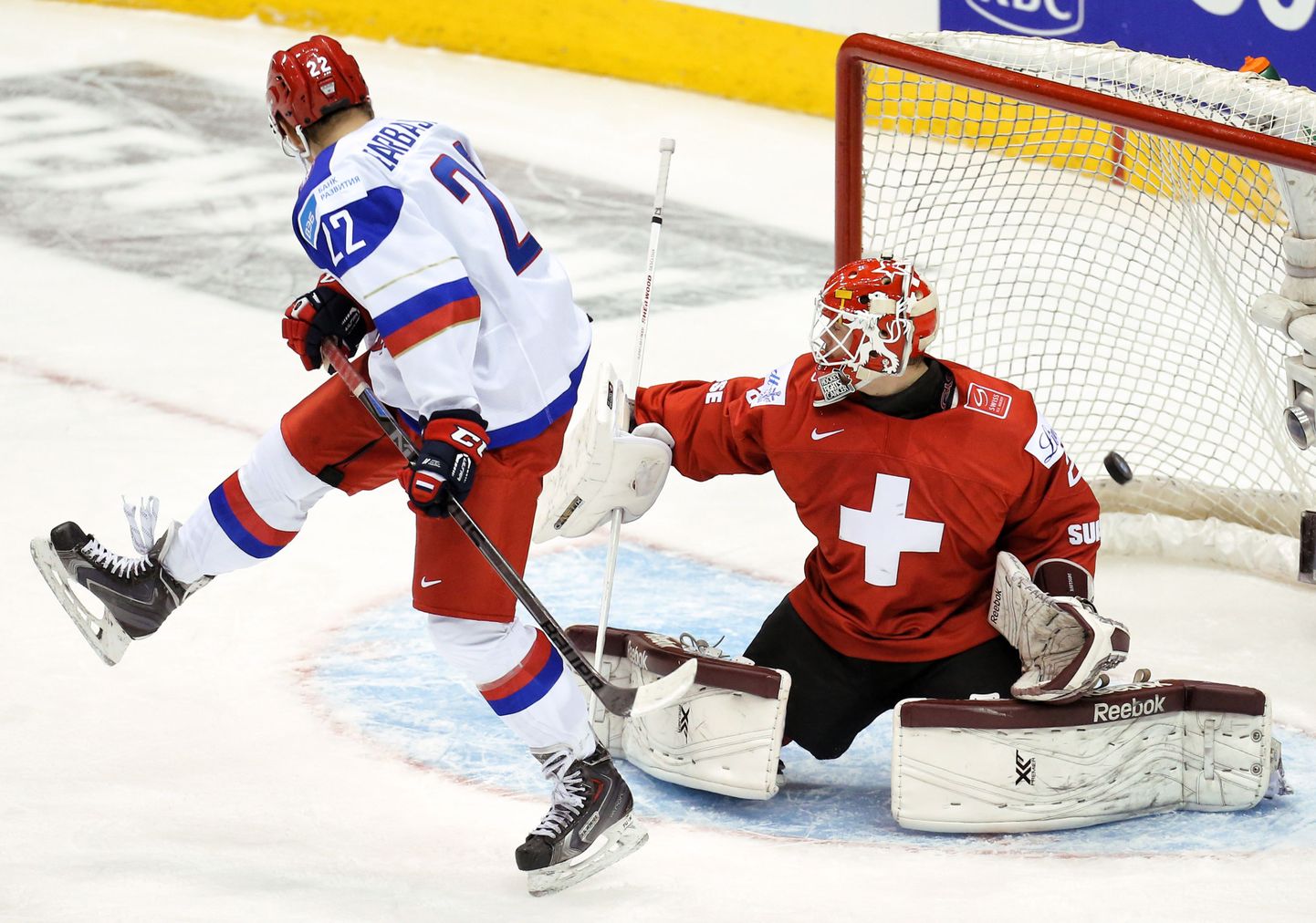 Момент хоккейного матча Россия - Швейцария на МЧМ в Канаде.