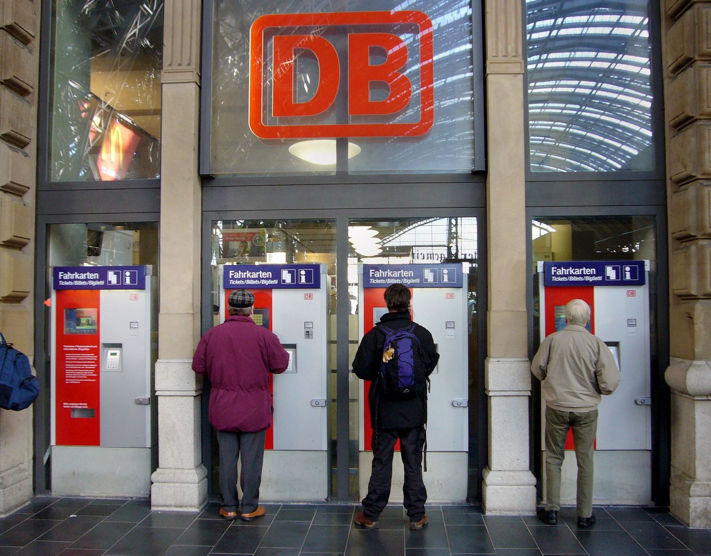 Deutsche Bahni piletiautomaadid Frankfurdis.