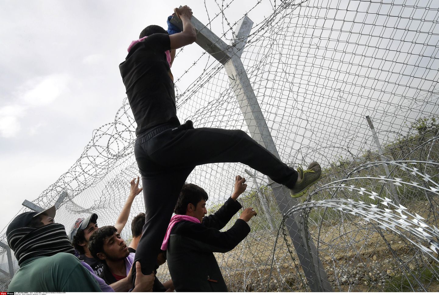 Migrandid üritavad üle piiritara Makedooniasse tungida...