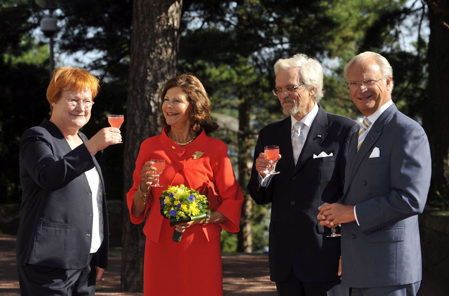 Tervitusnaps Kultarantas: president Tarja Halonen (vasakult), kuninganna Silvia, doktor Pentti Arajärvi ja kuningas Carl XVI Gustaf.